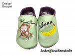 Lederpuschen pistazie-pflaume mit Namen pflaume und Banane gelb-braun links sowie rechts Affe Coco